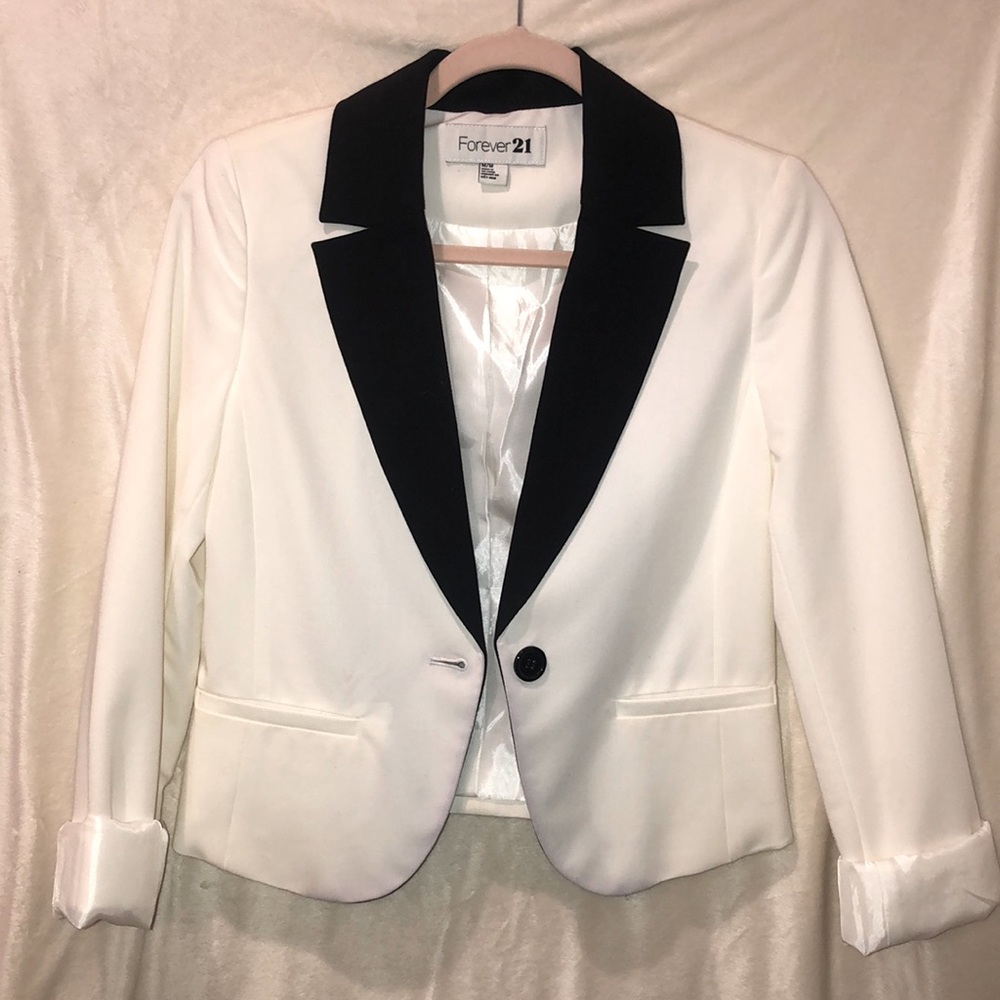 Black & white blazer. 3/4 length sleeves